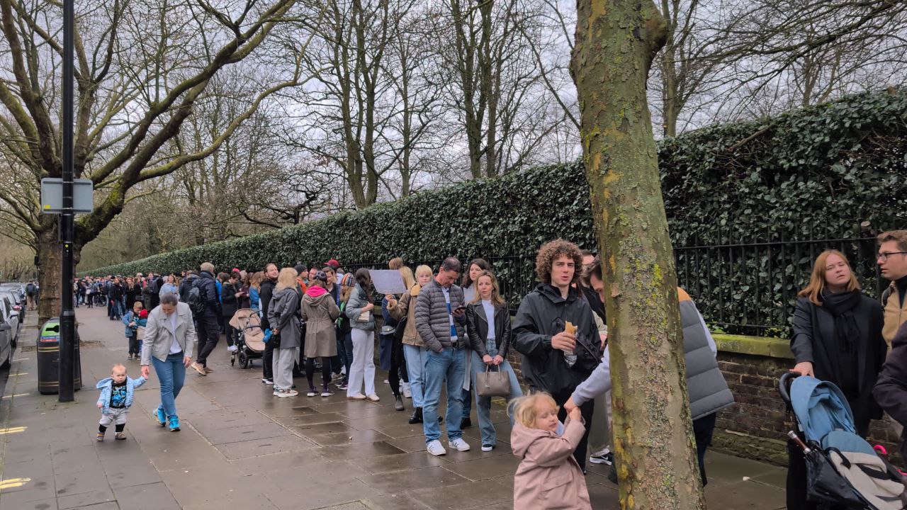 Russians form a queue at the Embassy of Russia in London to cast their ballots on Sunday, March 17th, 2024. Photo by Vasily Bogantsev.