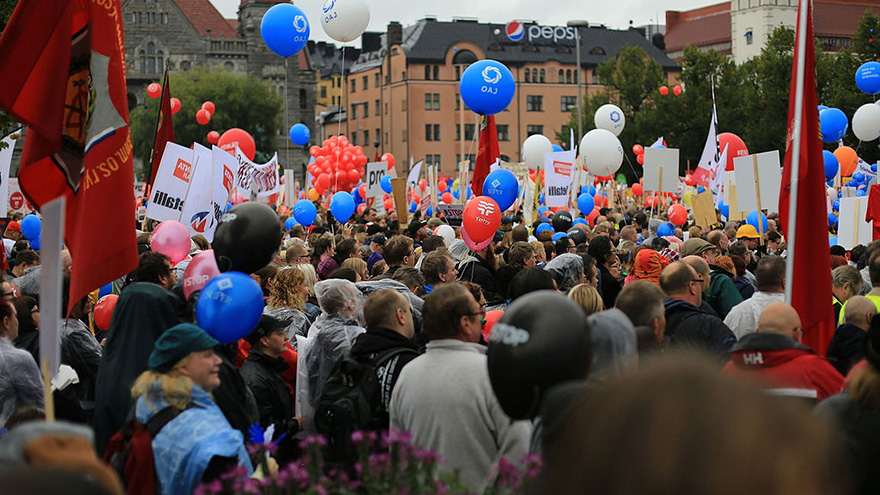 People gathered in Helsinki Central Railway Station to protest against Government actions in 2015. Image by Arto Alanenpää. Source: Wikimedia Commons