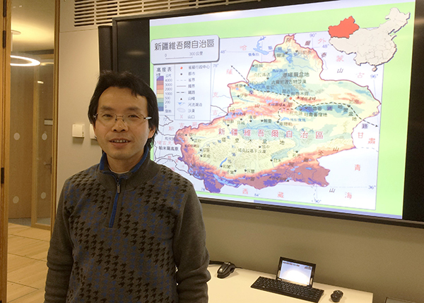 Dr Bao presenting his paper at the Blavatnik School of Government, 31 January 2018.