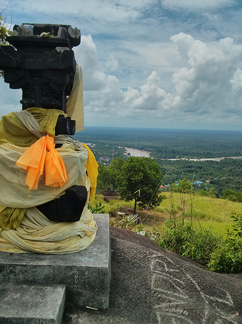 A kaharingan shrine at the very top of Tangkiling hill, Palangkaraya. The kaharingan faith is professed by the Dayak of Kalimantan.