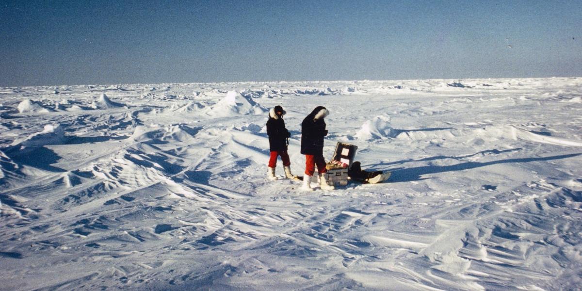 The arctic ice pack at the North Pole shows pressure ridges. Expedition members are taking air samples. April 16, 1990, Lorenz.King@geogr.uni-giessen.de