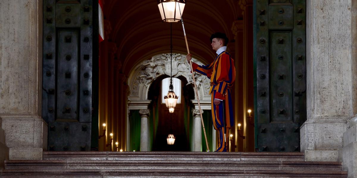Swiss Guard on the entrance of Vatican. Photo: Livioandronico2013 - Own work, CC BY-SA 4.0, https://commons.wikimedia.org/w/index.php?curid=61471124