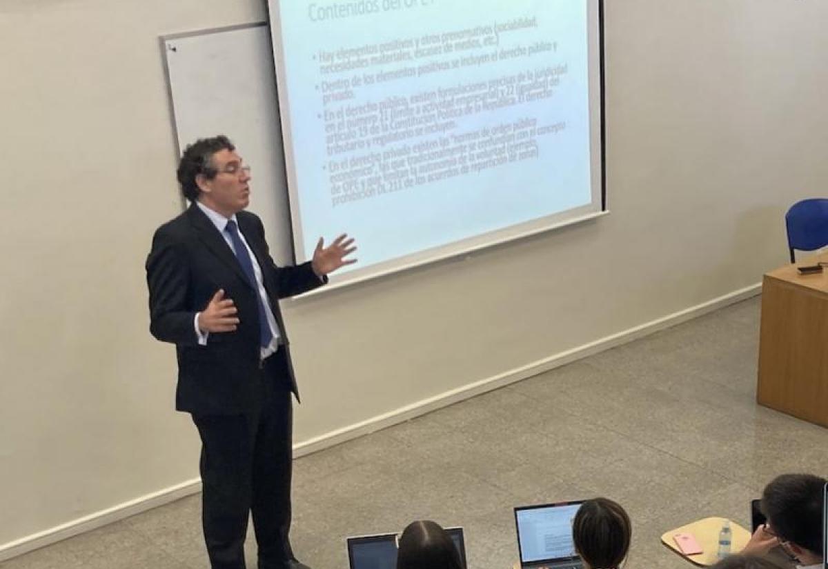 Rafael Pastor giving a lecture