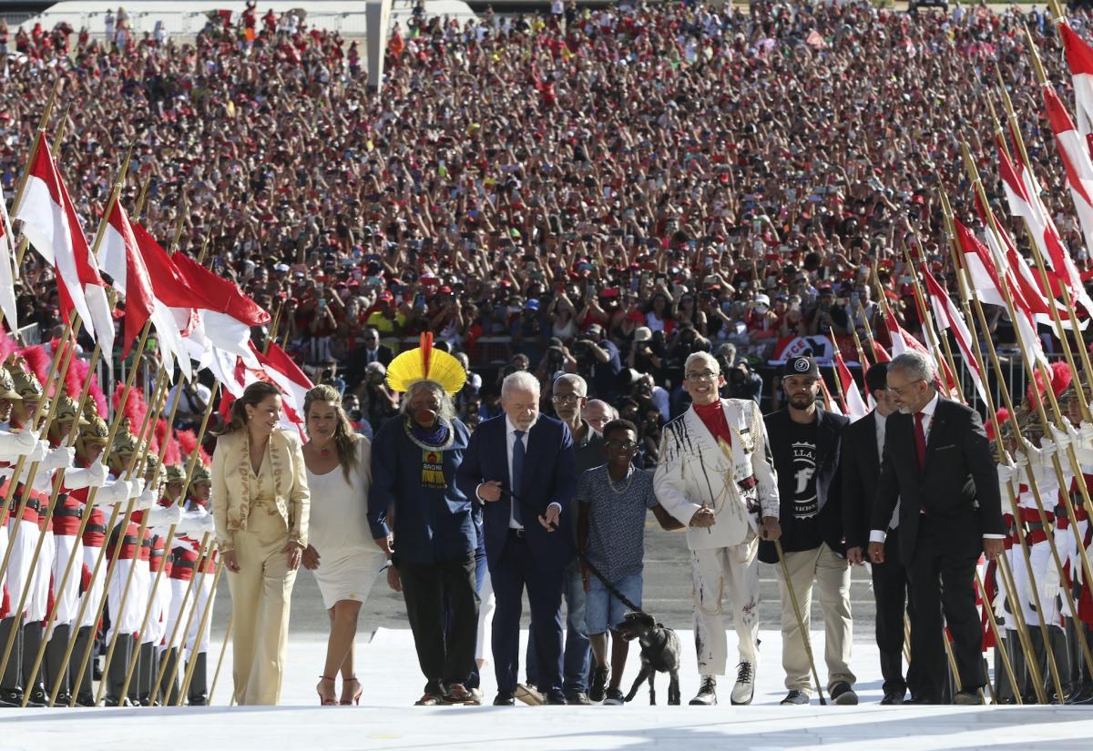 Lula climbs the ramp to the Presidential Palace on 1 January, holding hands with citizens representing the diversity of the Brazilian people. Photo by Tânia Rego - Agência Brasil.