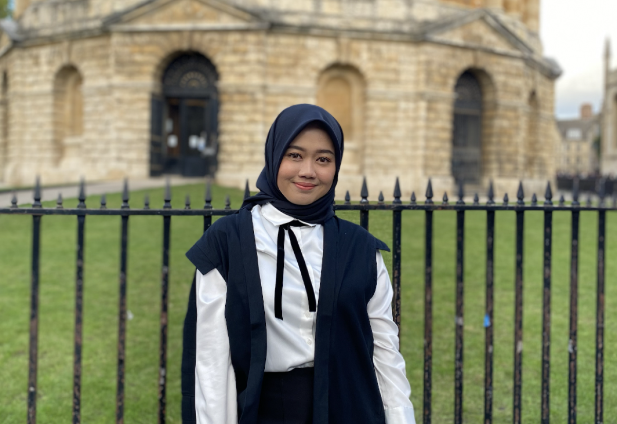 Rita Nurhasanah in front of Radcliffe Camera, Oxford