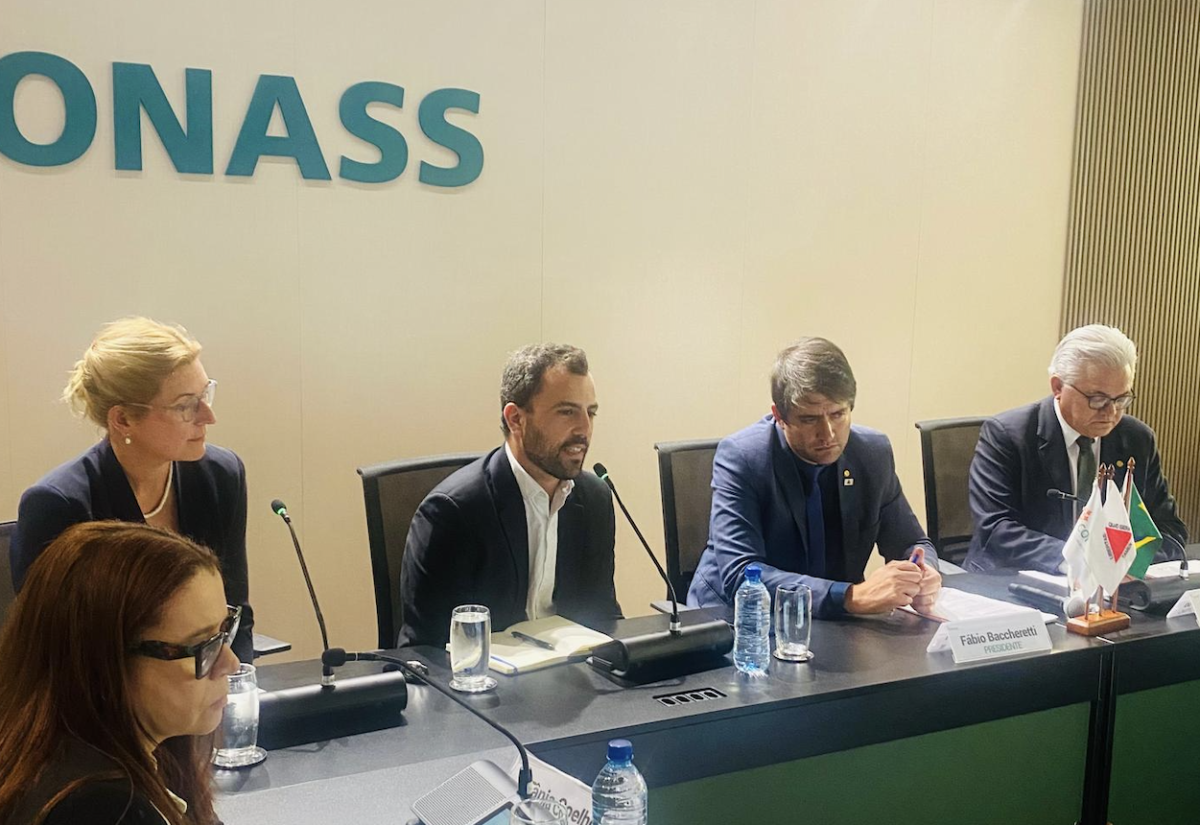 João Pedro Caleiro speaks at a CONASS panel