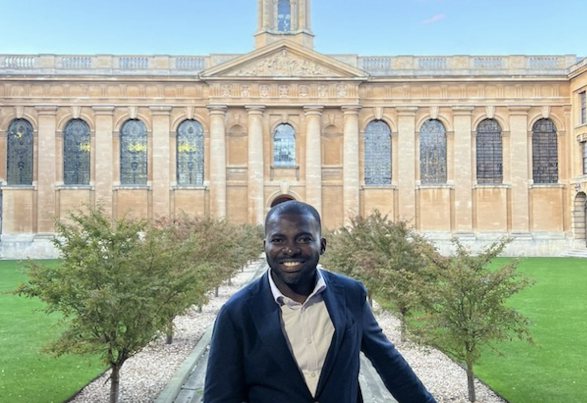 Student in front of Oxford college