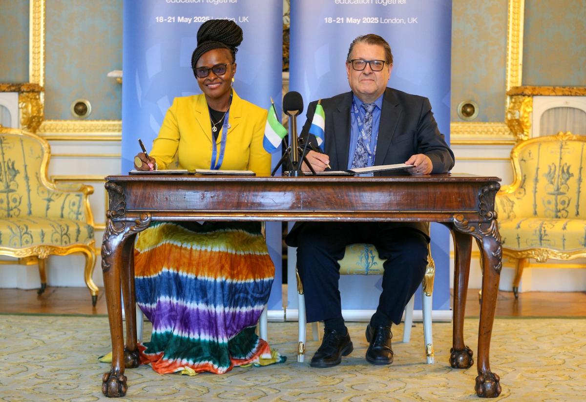 Signing a Memorandum of Understanding 
