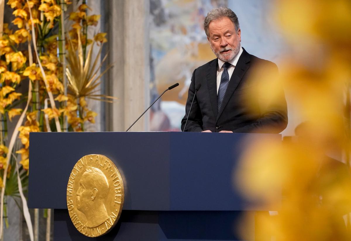 Governor Beasley gives nobel lecture at podium