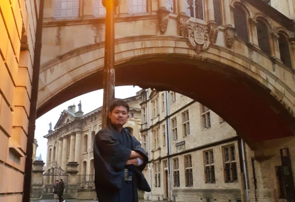 Takehiro photo in front of bridge of sighs