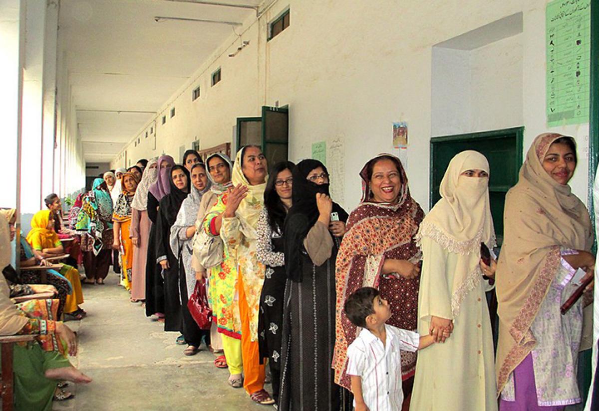 Women in Pakistan waiting to vote