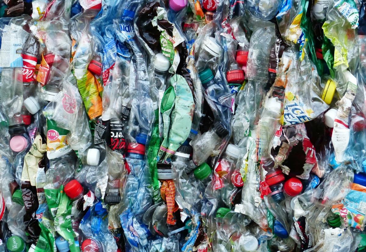 plastic-bottles-115071_1280